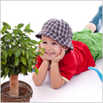 笑顔で鉢植えをみつめる子ども