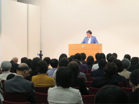 たくさんの方々がご来場くださり、塾長の話に耳を傾けておられました