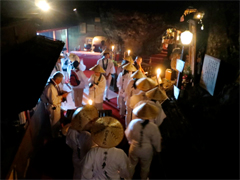 宿の前でお礼の勤行をして遍路に出ます
