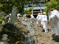 急な岩場を登る