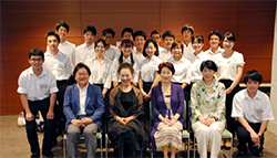 伊藤君子さんと塾生たち
