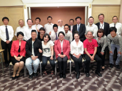 出演者とスタッフ一同、はいポーズ！