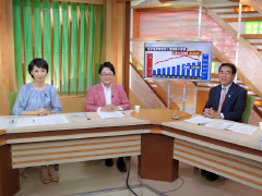左から、野村アナウンサー、塾長・仲野、下村文科大臣