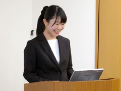 笑顔で語る関根さん