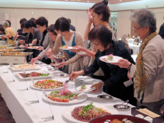 ブッフェ料理を楽しまれるご様子