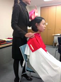 パーソナルカラーを診断中