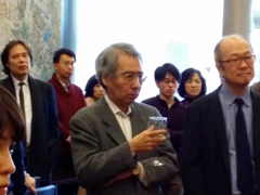 コンサート後の懇親会で…藤原浜雄氏（中央）