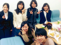 壺井さん手作りのミートパイを楽しむ