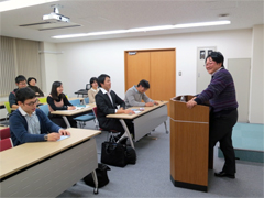 塾生を前に温かく話をする塾長先生