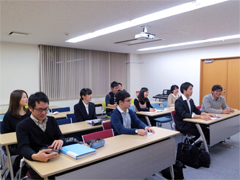 最後のセミナーに取り組むヤング塾生