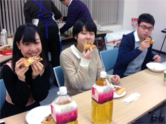 仲良くご飯を食べるヤング塾生