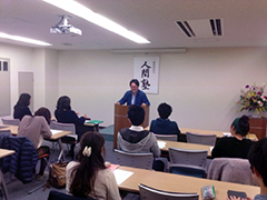 笑顔を絶やさずに語る塾長