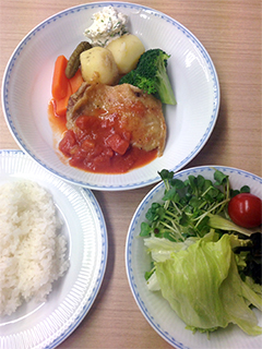 セミナー前の食事はお肉も野菜もたっぷりのメニューでした