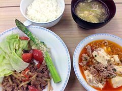 頂いたアスパラガスと共に恒例の夕食