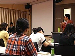 講演する仲野塾長