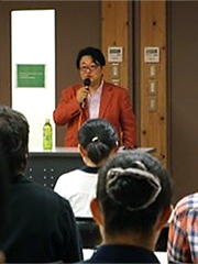 講演中の仲野塾長
