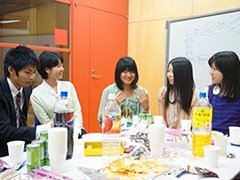 交流会の様子：互いに紹介しあいます