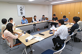 当日の様子：仲野塾長を囲んで、塾長の話を受けとめ、考え、学んでいきます