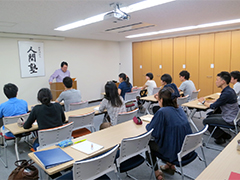 塾長の話に聞き入る塾生たち