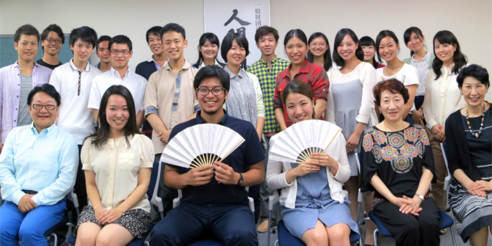 壮行会にて、阿部君と田中さんを囲んで