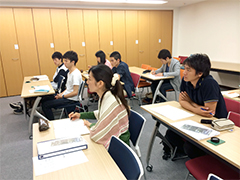 真剣な眼差しで聞く！