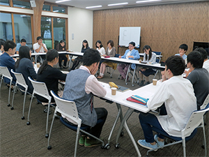 人間塾2014年軽井沢合宿：分かち合う塾生たち