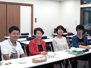 人間塾2014年軽井沢合宿：駆けつけてくださった井上さんを囲んで