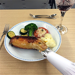 メインディッシュの骨付きチキン
