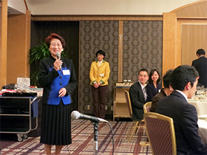 井上さんからプレゼント贈呈