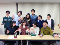 人間塾ヤングセミナーの塾生たち：セミナー開始前、ニコニコの笑顔