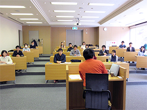 人間塾2014年度まとめ合宿：セッションを聞く塾生たち