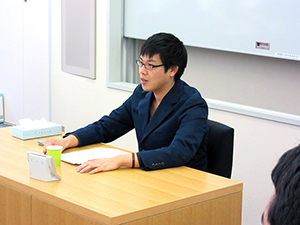 人間塾2014年度まとめ合宿：発表する鷲見君