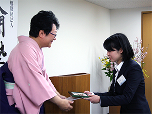 人間塾2014年度修了式：書を受け取る修了生・海宝さん