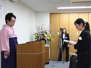 人間塾2014年度修了式：答辞を読む修了生・奥山さん