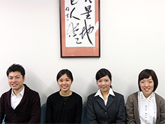 人間塾の塾生たち：左から二期生小関君、四期生鷲見さん、四期生富岡さん、三期生佐々木さん