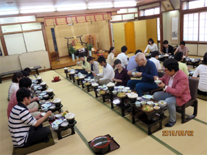 人間塾2015年度小豆島・遍路研修：ゆっくりと夕食を頂きました