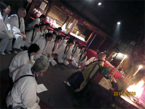 人間塾2015年度小豆島・遍路研修:恵門の瀧の洞窟で説法を聞く