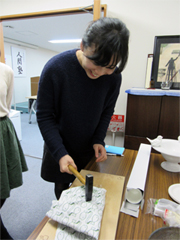 人間塾・ヤングセミナー2015：塊のチョコを金槌で砕いて