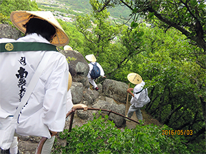 人間塾2016年度小豆島・遍路研修：険しい岩場を下る