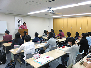 人間塾2016年度ヤングセミナー：真剣に聞き入る