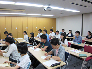 人間塾2016年度ヤングセミナー：塾生の真剣な表情