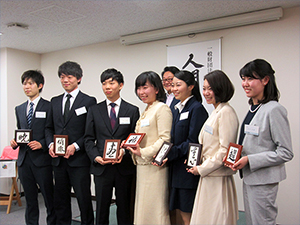 人間塾2016年度修了式：修了の証を手に