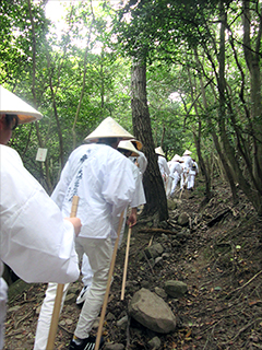 人間塾2017年度小豆島・遍路研修：豆坂峠に臨む塾生