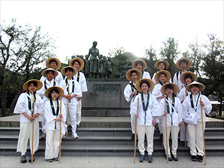 人間塾2017年度小豆島・遍路研修：平和の群像前にて
