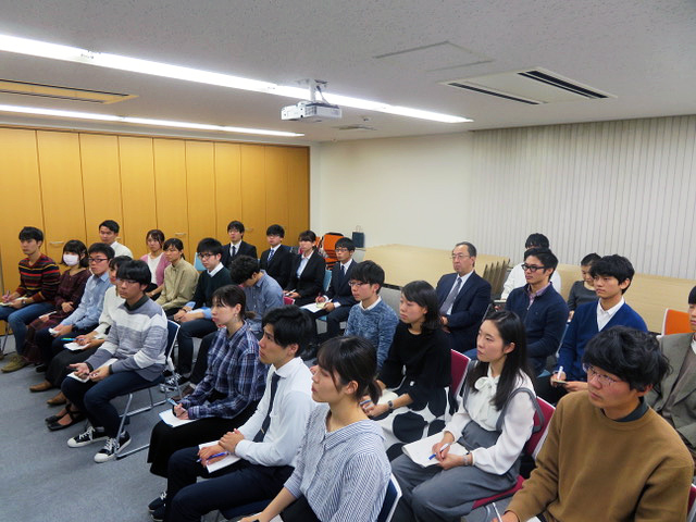 人間塾2019年度ヤングセミナー:真剣な表情で聞く