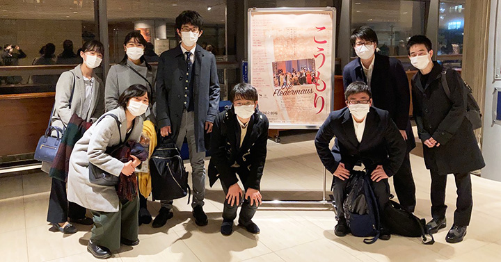 人間塾2020年度・新国立劇場での鑑賞研修：オペラ鑑賞後、ポスターの前で