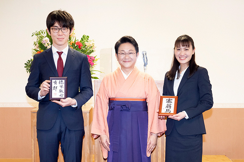 人間塾2021年度修了式:仲野塾長と修了生