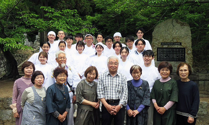人間塾2023年度小豆島・遍路研修:お接待の皆さんと一緒に
