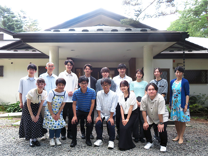 人間塾2023年度軽井沢合宿:友愛山荘を背景に
