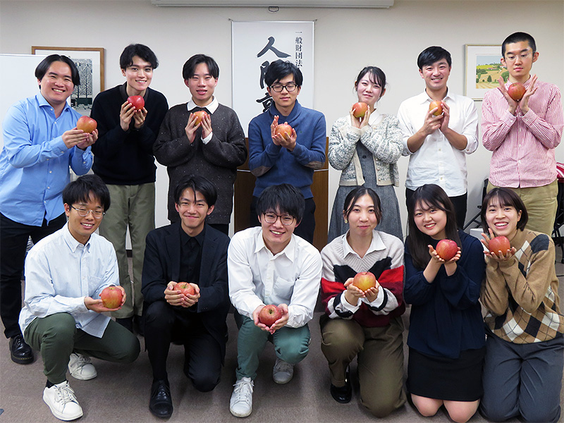 人間塾2023年度ヤングセミナー:頂いたリンゴを手に